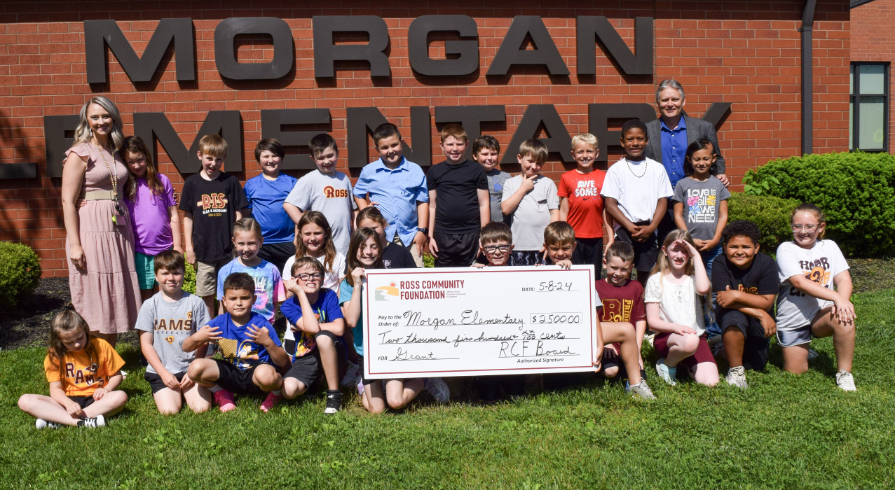Morgan Elementary Grantee group with giant check